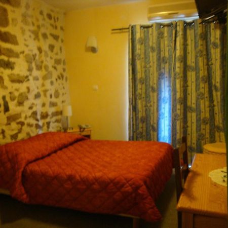 Le Bilboquet Hotel Le Puy-en-Velay Quarto foto